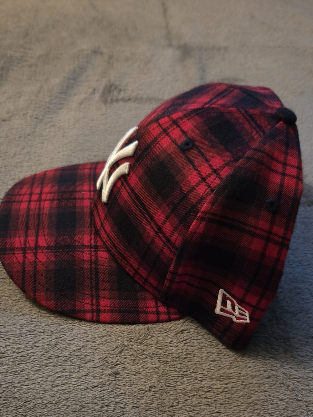 ❤️🖤New Era Red and Black Plaid NY Fitted Cap Size 7 3/4 ❤️🖤 - Picture 2 of 4
